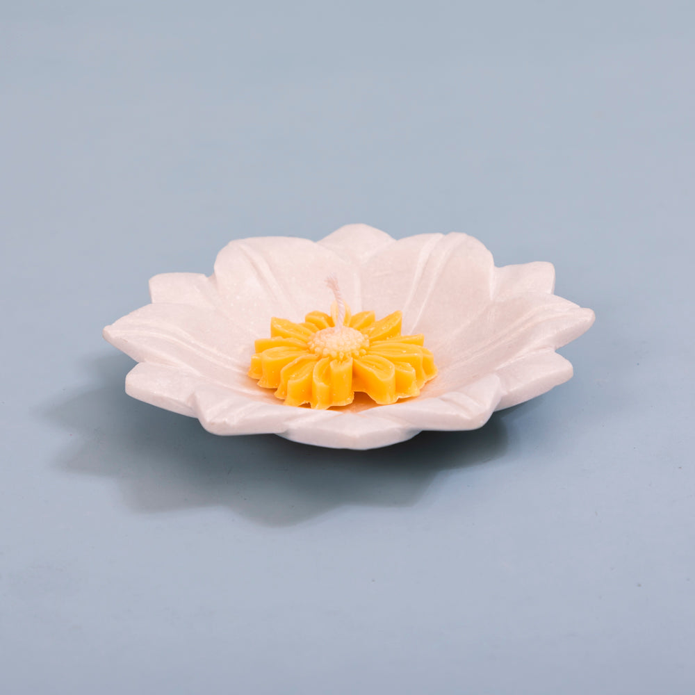Lotus marble urli with daisy floating candles